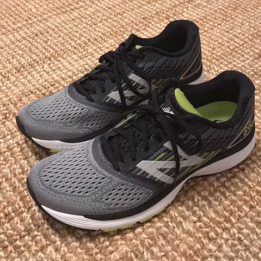 WORN ONCE New Balance Men’s Sneaker 860 V.9